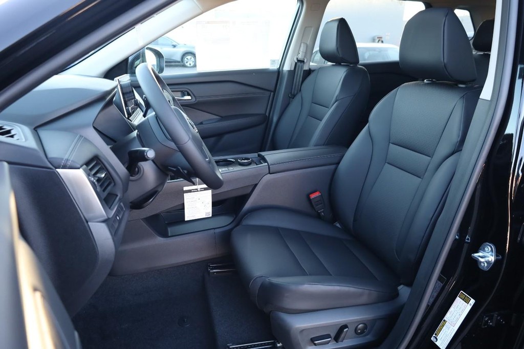 Nissan Rogue Vehicle Image 11