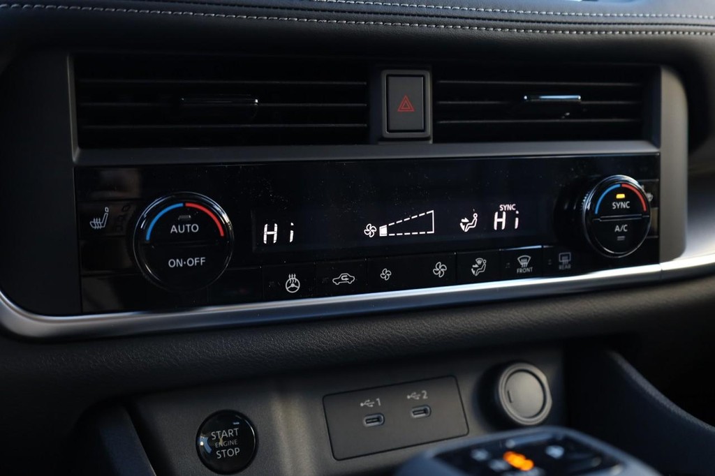 Nissan Rogue Vehicle Image 16