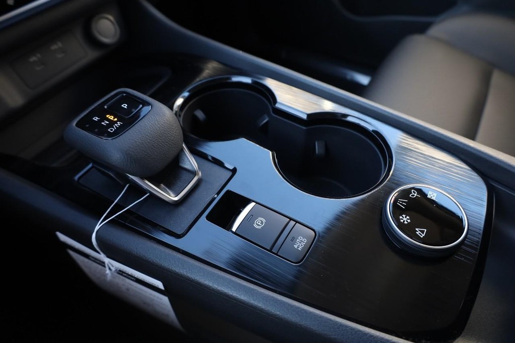 Nissan Rogue Vehicle Image 18