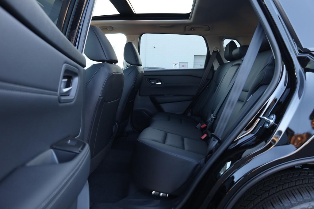 Nissan Rogue Vehicle Image 23