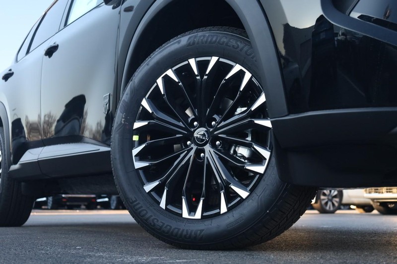 Nissan Rogue Vehicle Full-screen Gallery Image 3