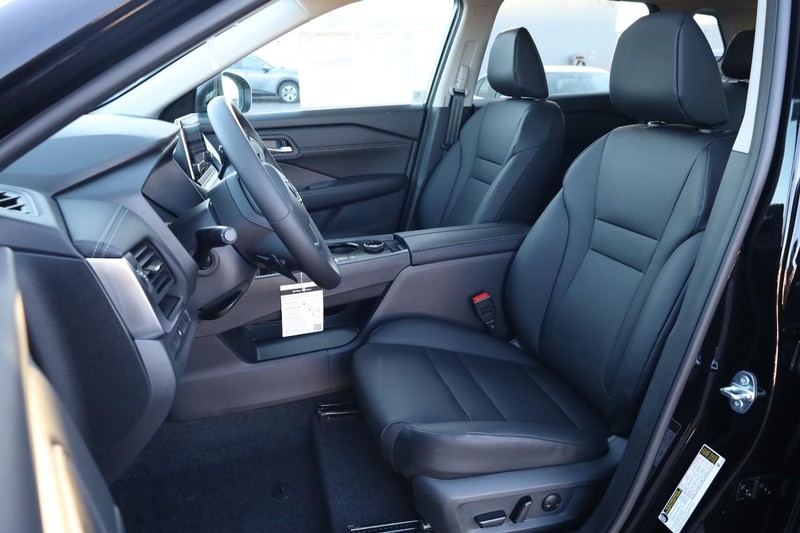 Nissan Rogue Vehicle Full-screen Gallery Image 11