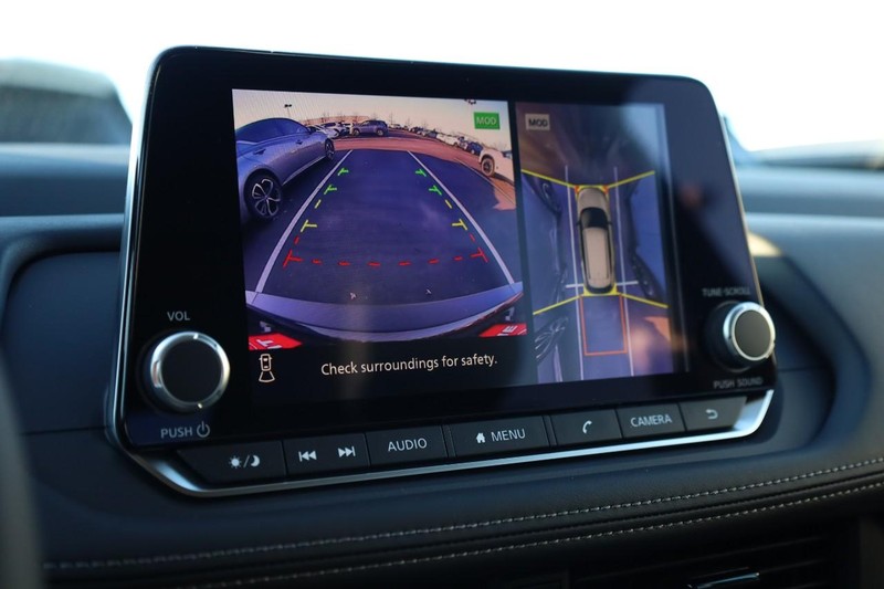 Nissan Rogue Vehicle Full-screen Gallery Image 15