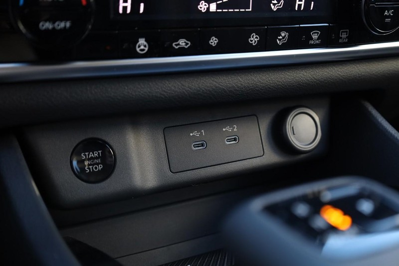 Nissan Rogue Vehicle Full-screen Gallery Image 17