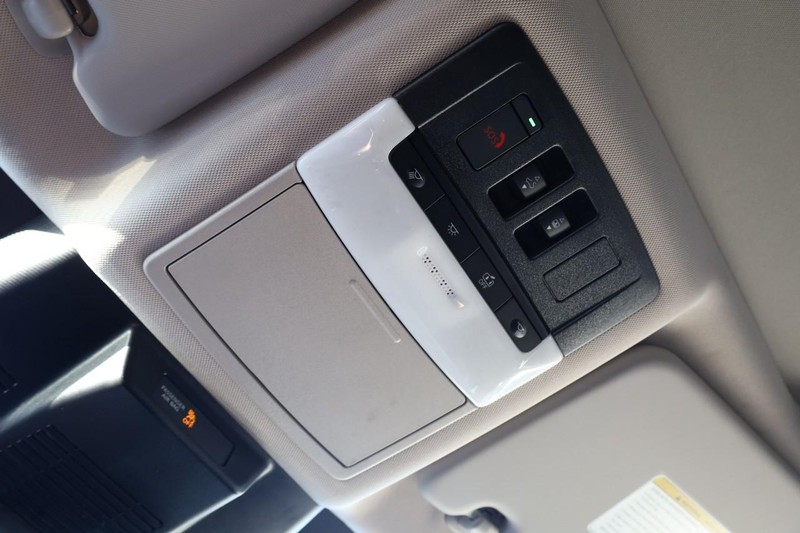 Nissan Rogue Vehicle Full-screen Gallery Image 19