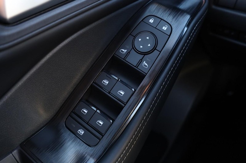 Nissan Rogue Vehicle Full-screen Gallery Image 20