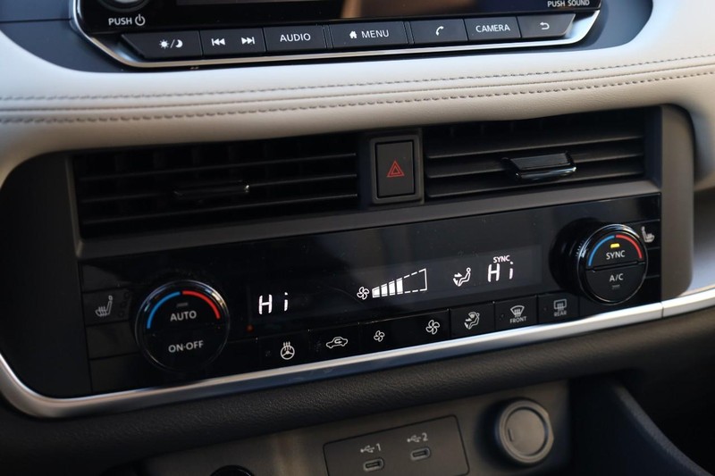 Nissan Rogue Vehicle Image 15