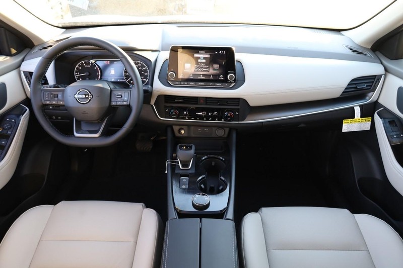 Nissan Rogue Vehicle Image 24