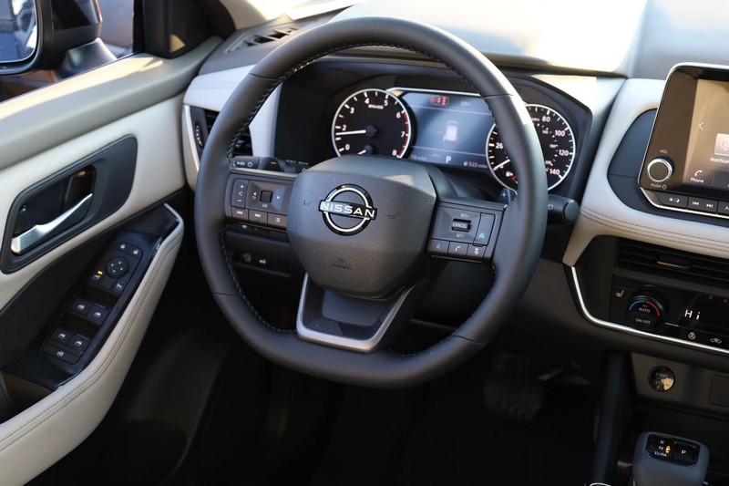 Nissan Rogue Vehicle Image 25