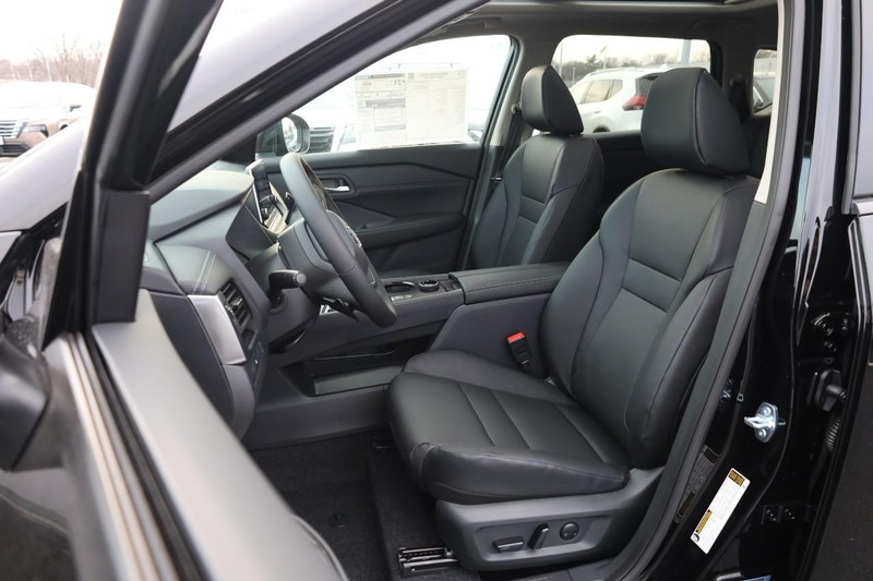 Nissan Rogue Vehicle Image 10