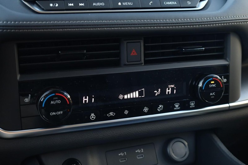 Nissan Rogue Vehicle Image 15