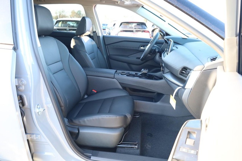 Nissan Rogue Vehicle Image 26