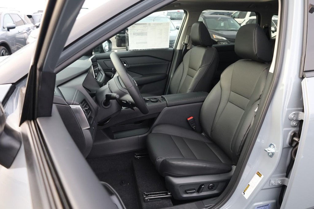 Nissan Rogue Vehicle Image 10