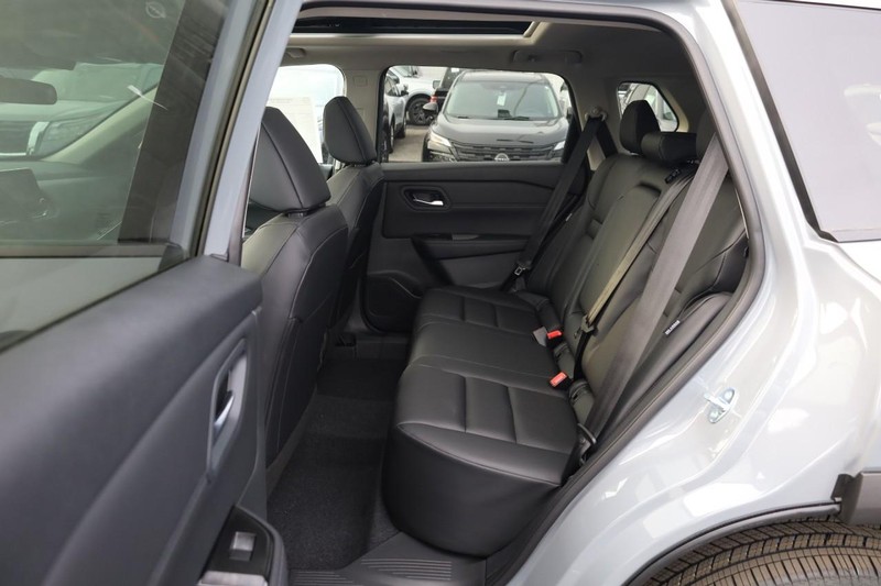 Nissan Rogue Vehicle Image 22