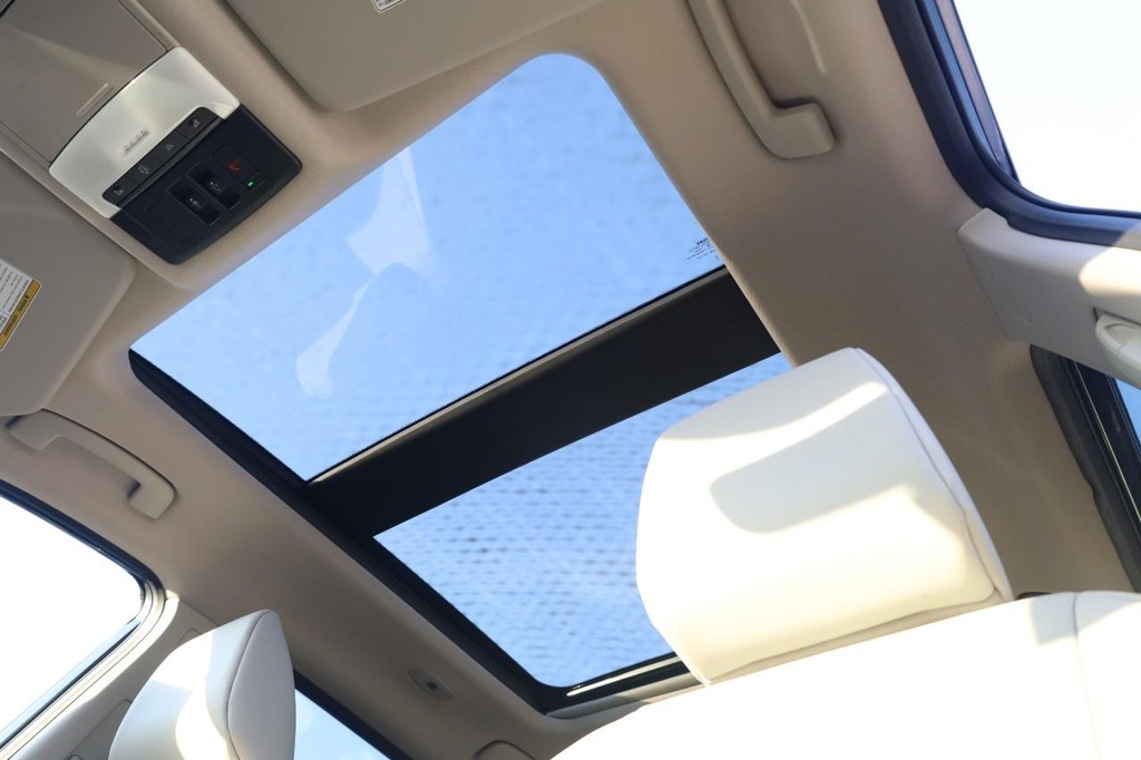 Nissan Rogue Vehicle Image 09