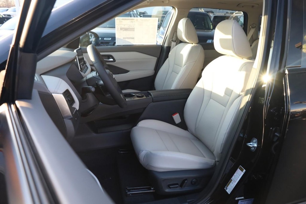 Nissan Rogue Vehicle Image 11