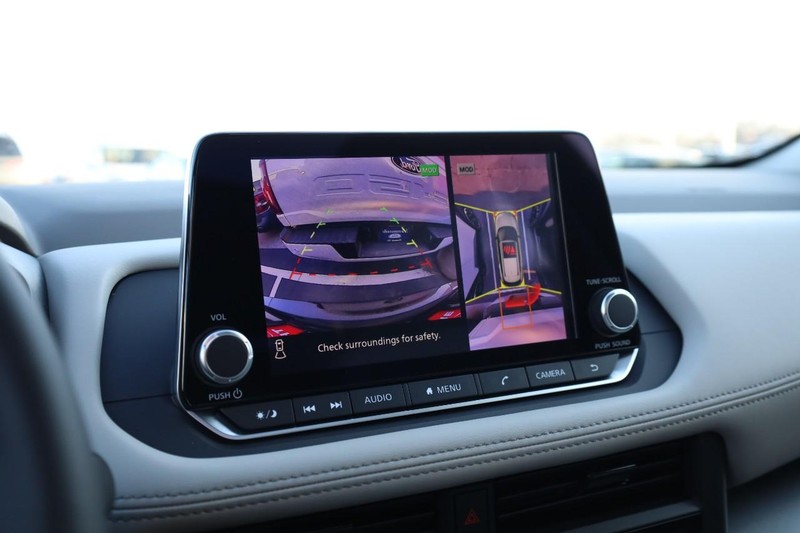 Nissan Rogue Vehicle Image 15