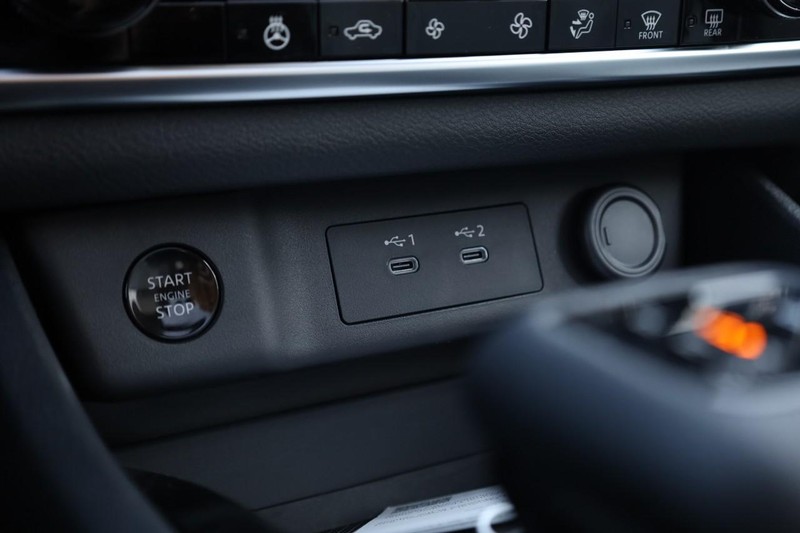 Nissan Rogue Vehicle Image 17