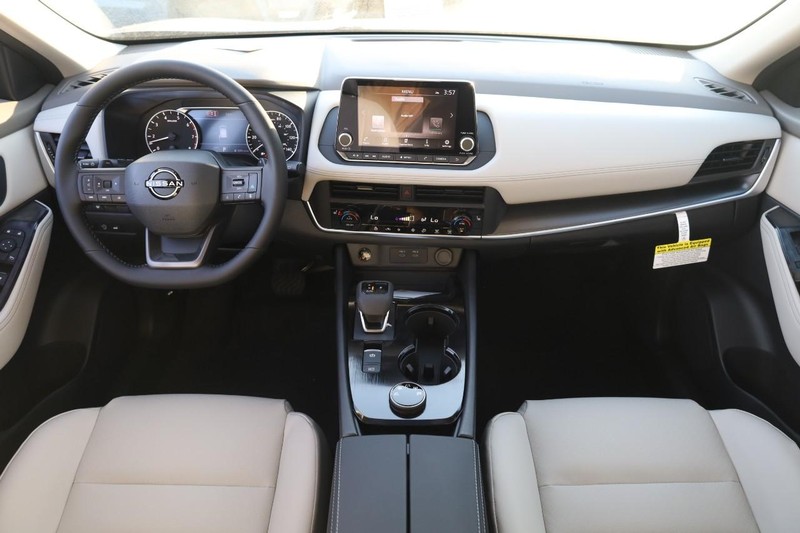 Nissan Rogue Vehicle Image 25