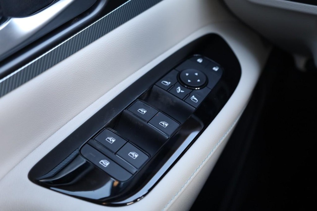 Nissan Murano Vehicle Full-screen Gallery Image 21