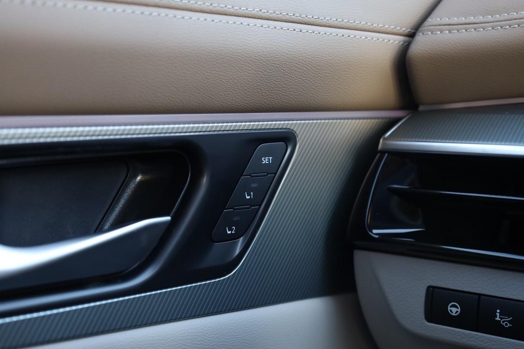 Nissan Murano Vehicle Full-screen Gallery Image 23