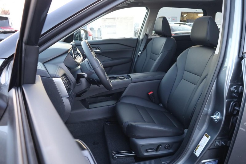 Nissan Rogue Vehicle Image 10