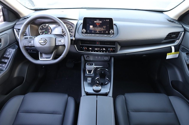 Nissan Rogue Vehicle Image 24
