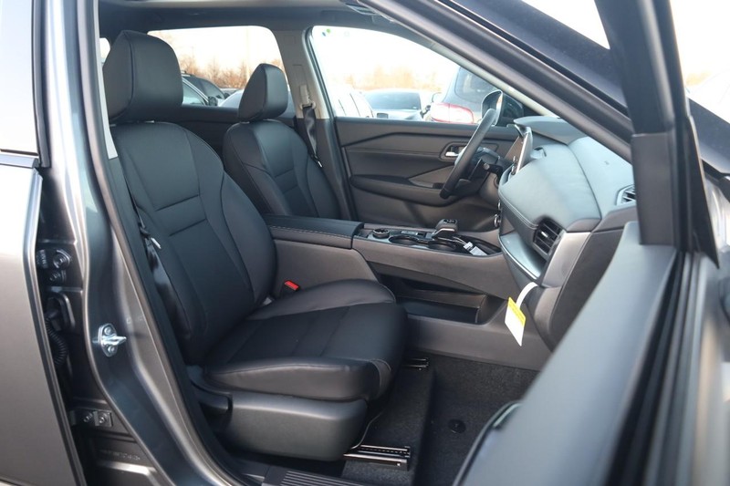 Nissan Rogue Vehicle Image 26