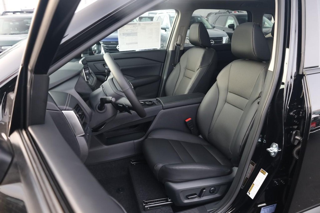 Nissan Rogue Vehicle Full-screen Gallery Image 11