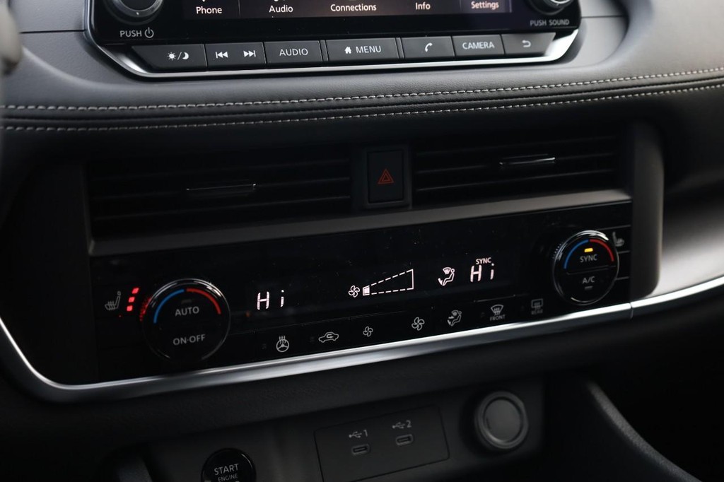 Nissan Rogue Vehicle Full-screen Gallery Image 16