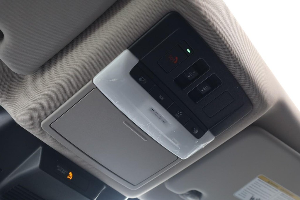 Nissan Rogue Vehicle Full-screen Gallery Image 19