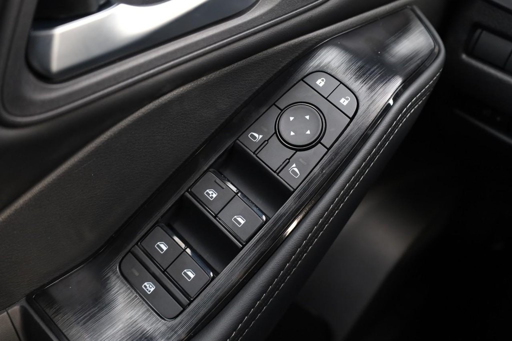 Nissan Rogue Vehicle Full-screen Gallery Image 20