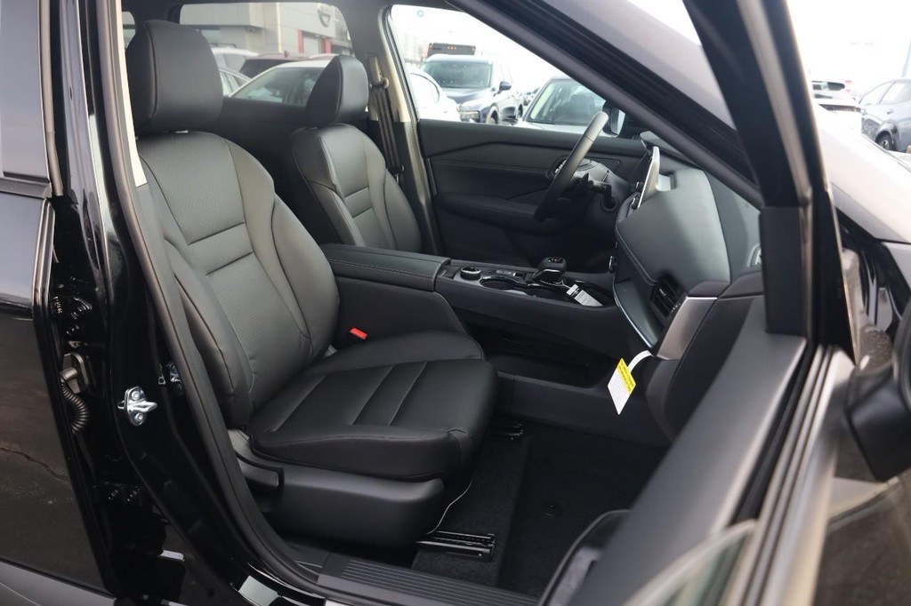 Nissan Rogue Vehicle Full-screen Gallery Image 27