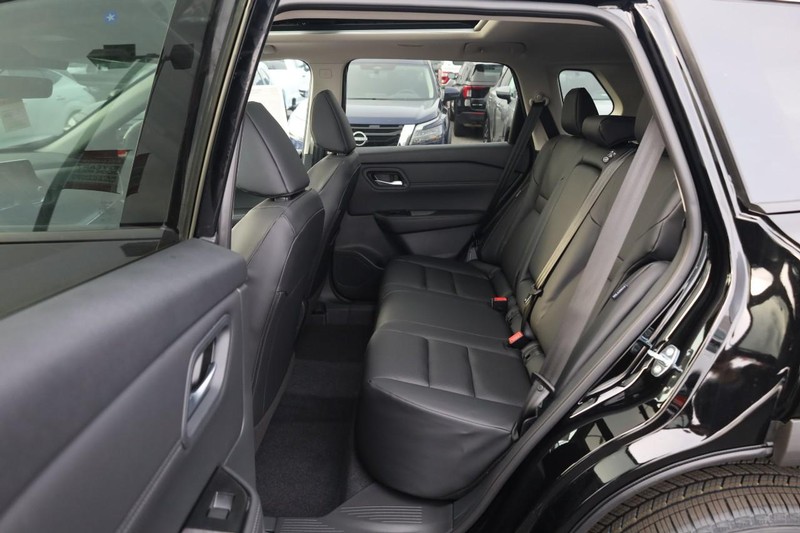 Nissan Rogue Vehicle Image 23