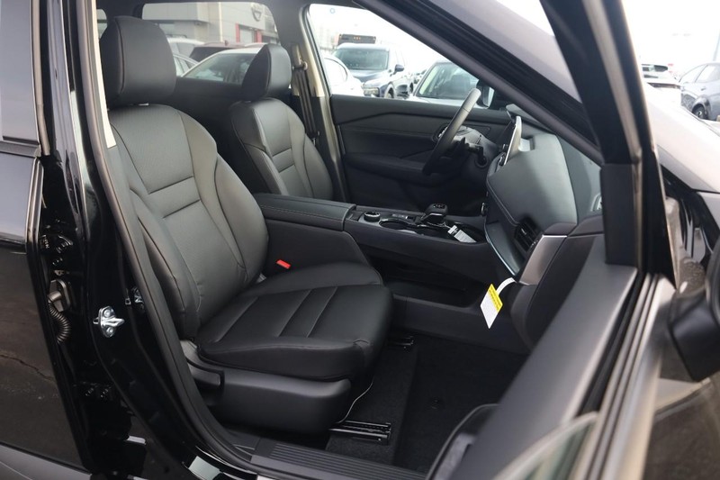 Nissan Rogue Vehicle Image 27