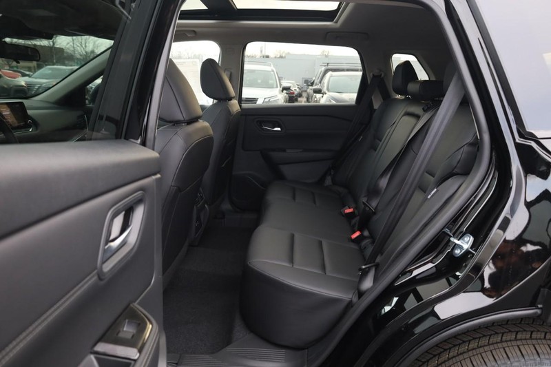 Nissan Rogue Vehicle Image 22