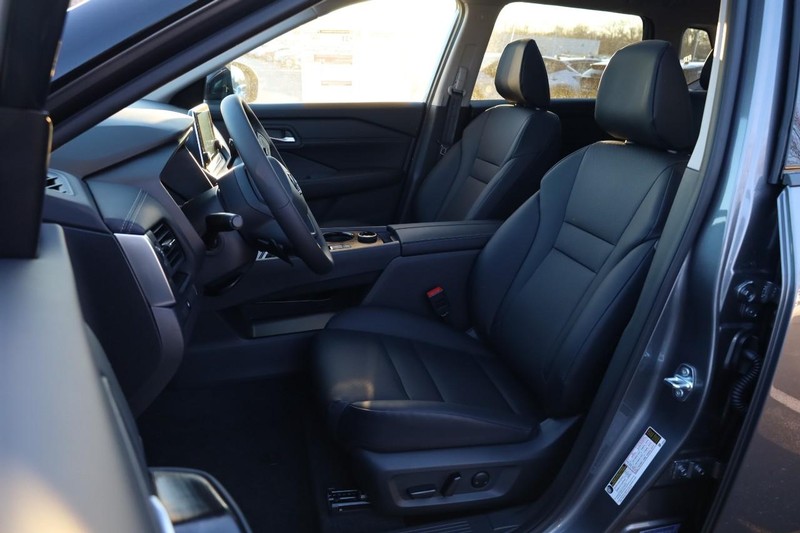 Nissan Rogue Vehicle Image 09