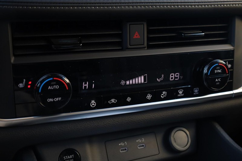 Nissan Rogue Vehicle Image 14