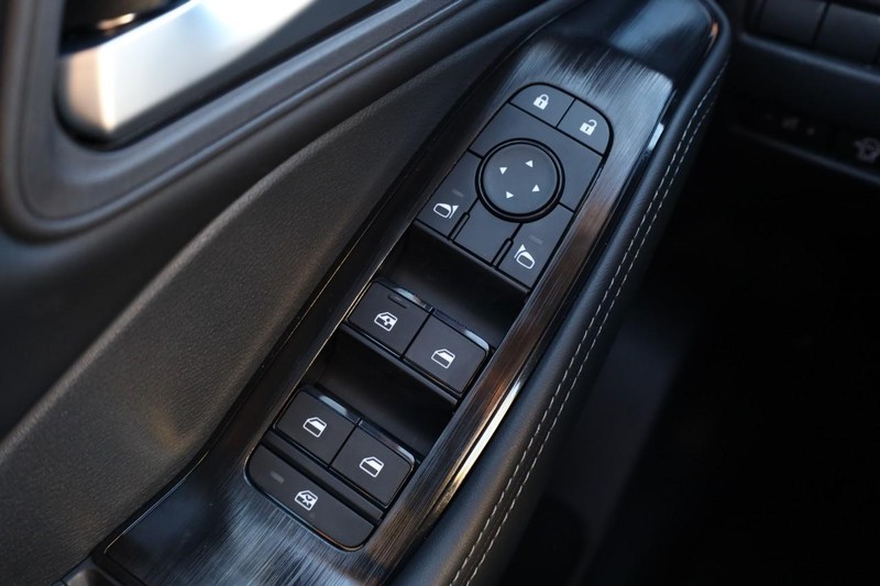 Nissan Rogue Vehicle Image 18