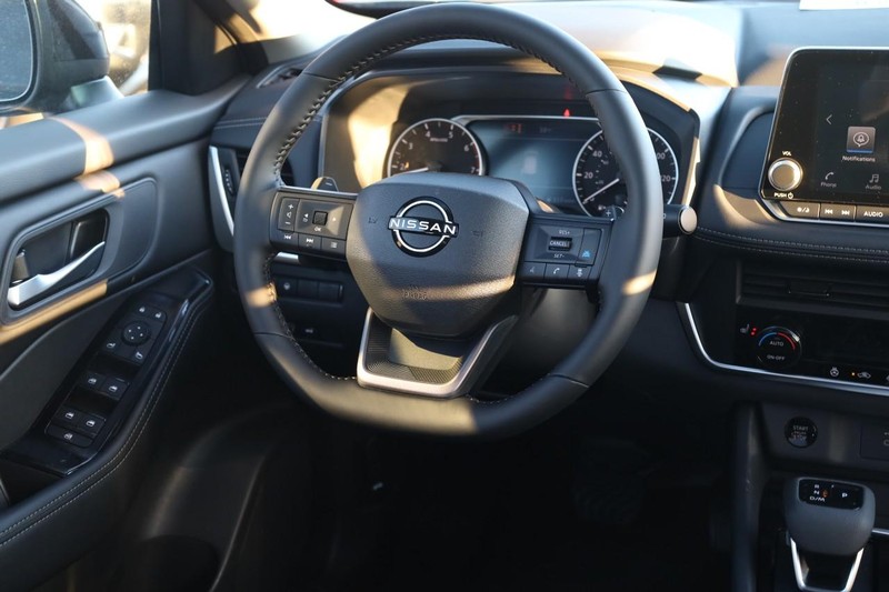 Nissan Rogue Vehicle Image 24