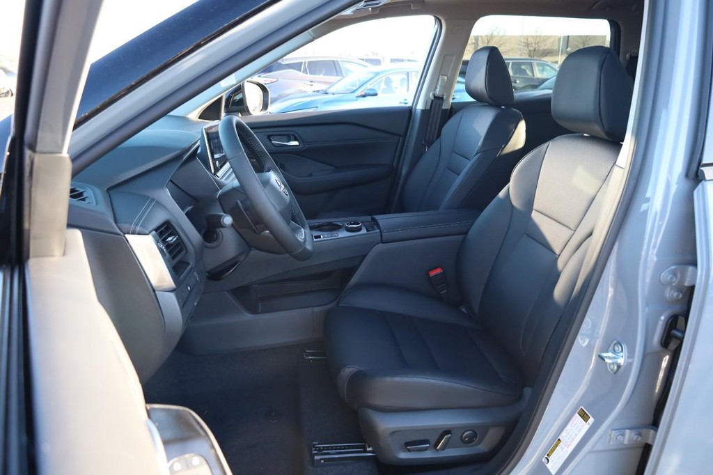 Nissan Rogue Vehicle Image 10