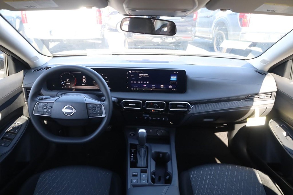 Nissan Sentra Vehicle Image 07