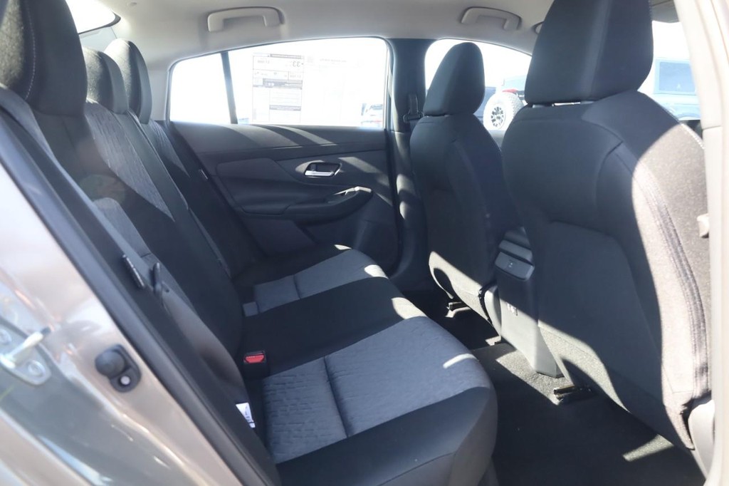 Nissan Sentra Vehicle Image 21