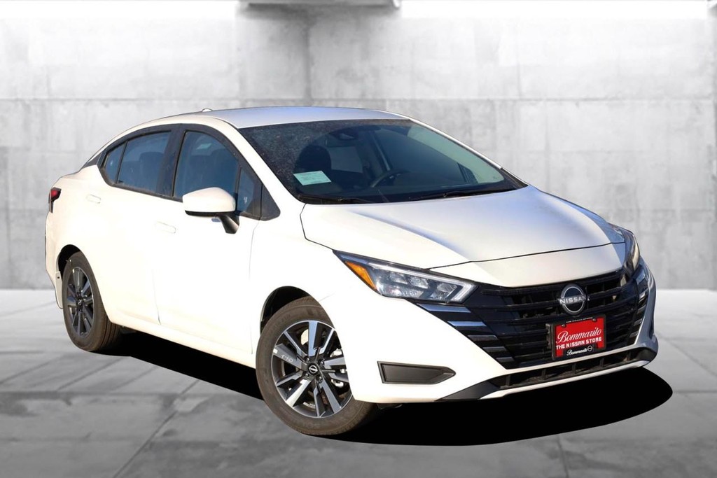 Nissan Versa Vehicle Image 02