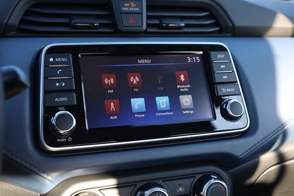 Nissan Versa Vehicle Image 11