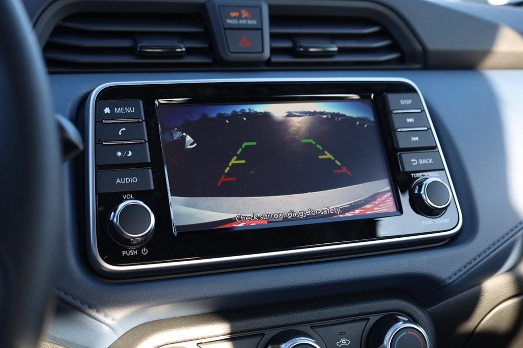 Nissan Versa Vehicle Image 12