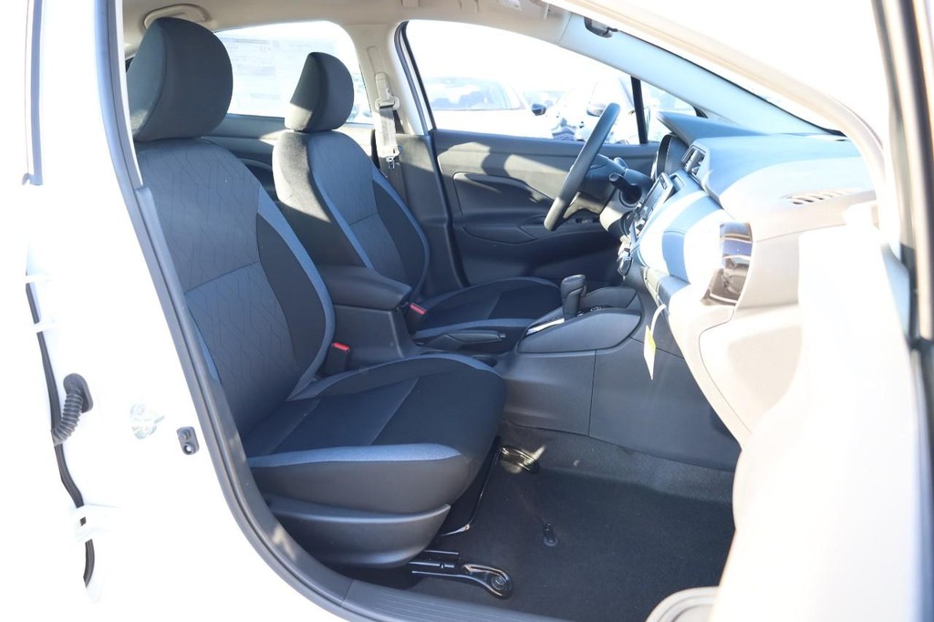 Nissan Versa Vehicle Image 23