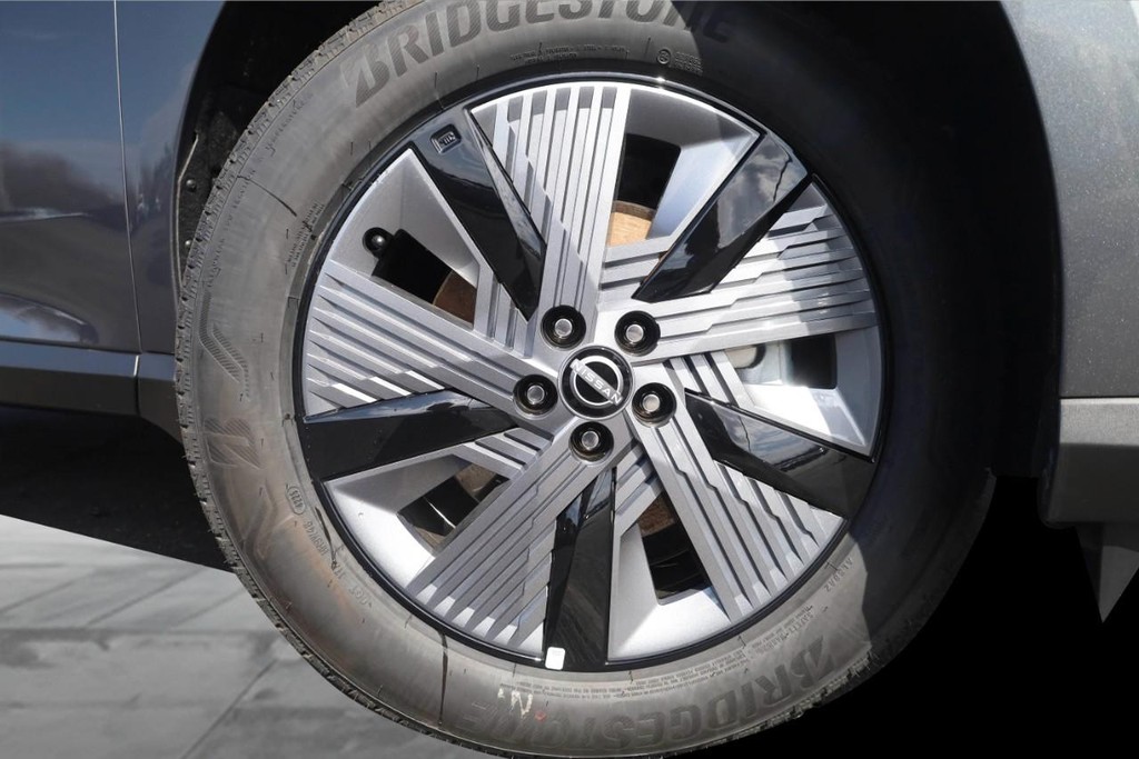 Nissan Murano Vehicle Full-screen Gallery Image 3