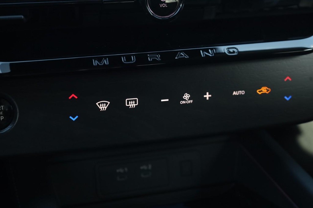 Nissan Murano Vehicle Full-screen Gallery Image 16