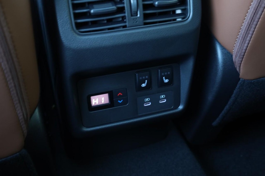 Nissan Rogue Vehicle Image 26